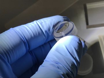 5mmの厚さの装置アセンブリ部品のための穴が付いている注文のサファイア ガラス