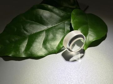 よい価格 5mmの厚さの装置アセンブリ部品のための穴が付いている注文のサファイア ガラス オンライン